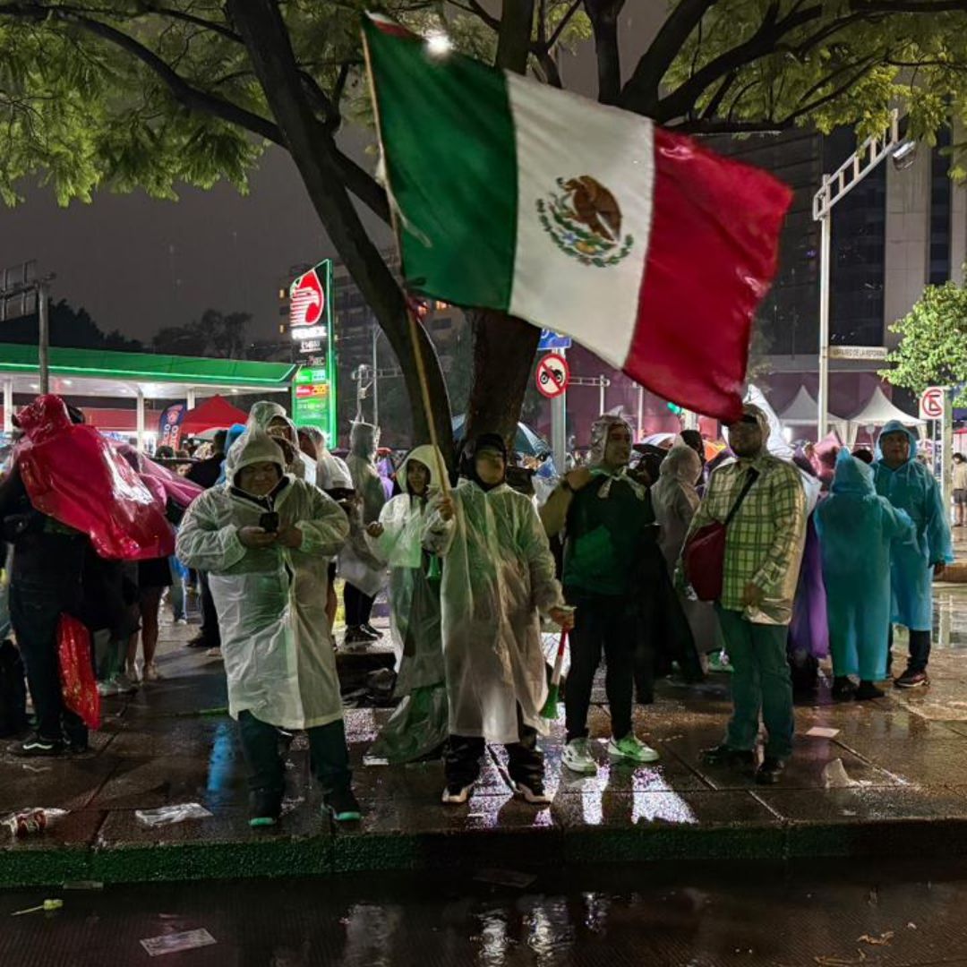 Ni la lluvia detiene a la afición